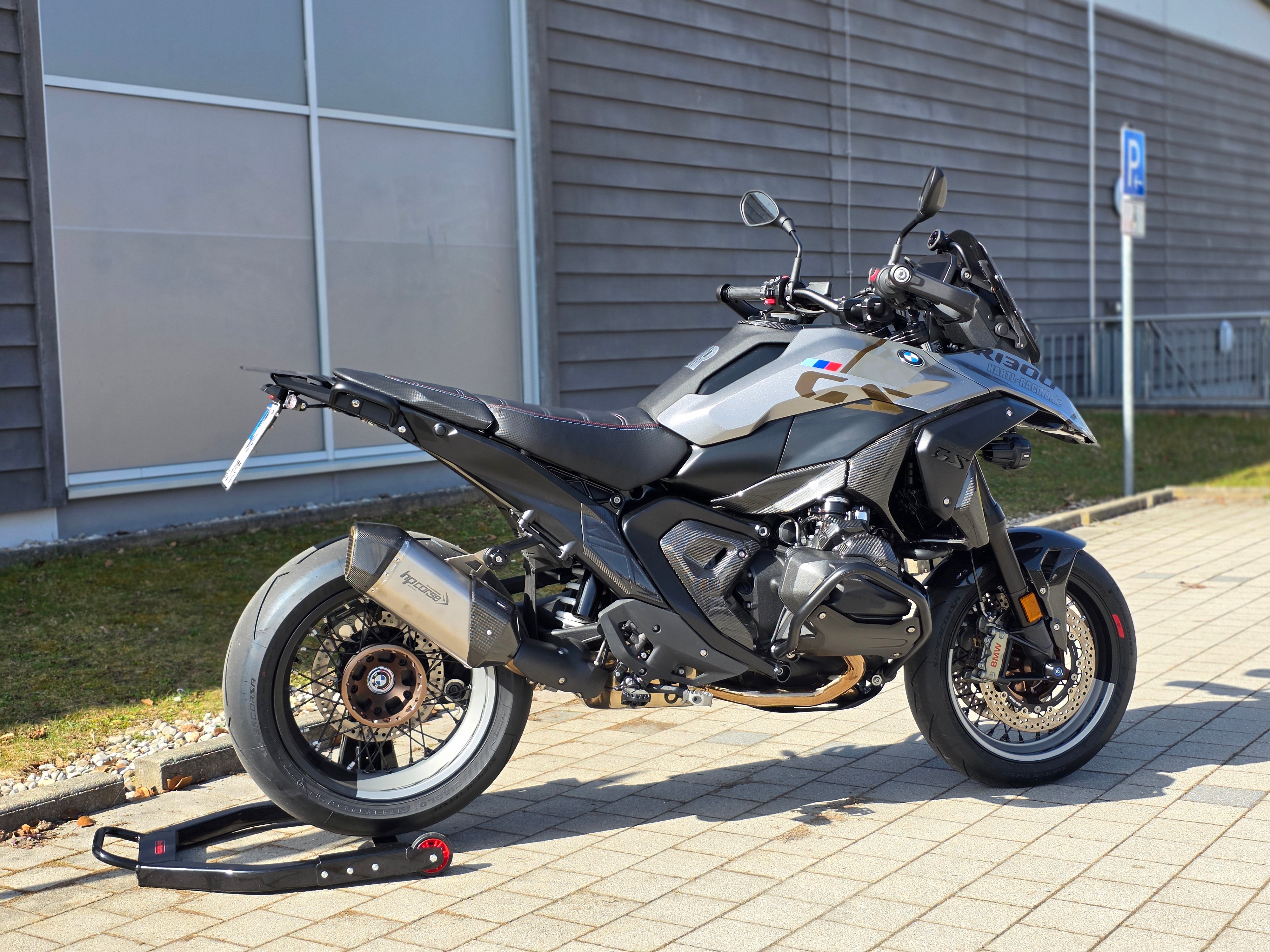 BMW R 1300GS ALPINA Supermoto Räder 120/70 und 190/55 mit HP Corse mit Custom Sitzbank in silber mit bronze schrift