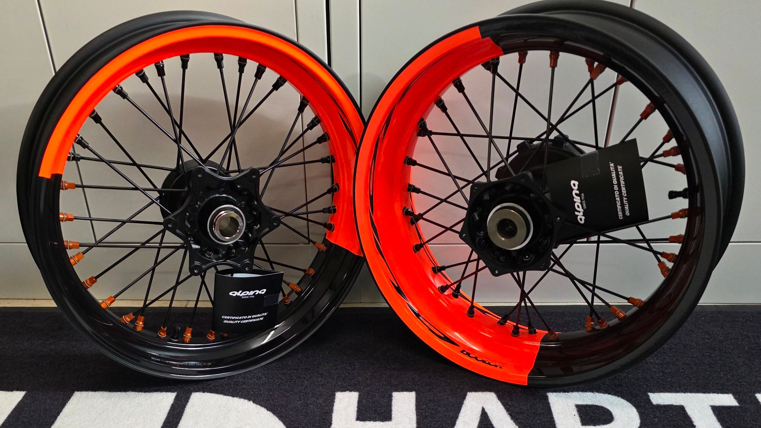 Alpina tubeless Supermoto Radsatz - KTM 690 SMC BColor (Lagerware!)